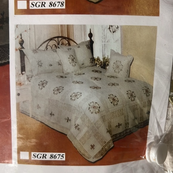 quilt, crocheted & embroidered, floral block pattern; bed cover, coverlet saloon - Picture 6 of 9